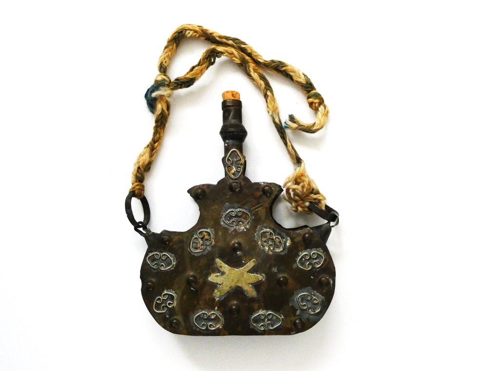 Handvervaardigd - Bottiglia (2) - 2 bottiglie di polvere da sparo decorative fatte a mano, 1 decorata con monete. - Rame - Kruitfles #1.0