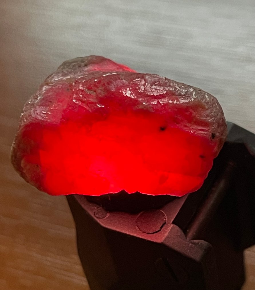 Ρουμπίνι Ακατέργαστο. Εκθαμβωτικό Top Color Ruby Crystal από Μοζαμβίκη. 97,5 καράτια, 100% Ειδικό. - Ύψος: 32 mm - Πλάτος: 28 mm- 19.5 g #1.0