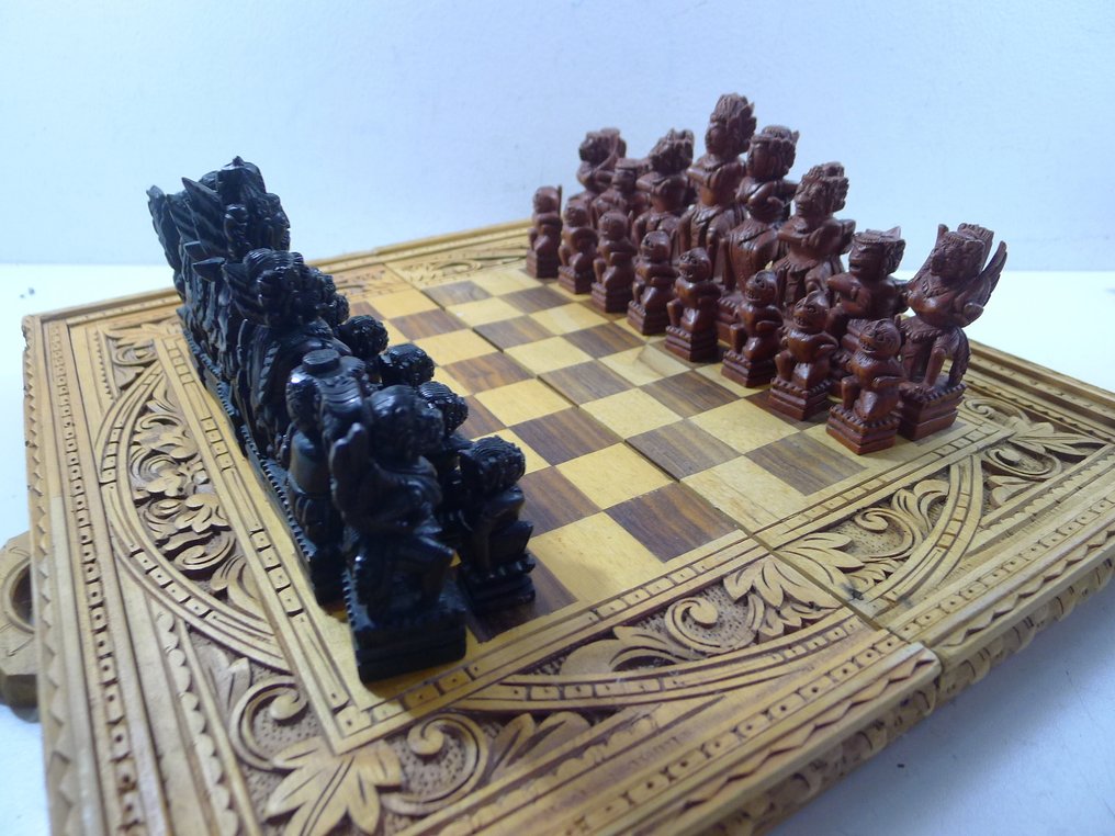 Jeu d'échecs Indonesien de Bali avec des piéces merveilleusement sculptés coffret echiquier - Chess set - teck #1.0