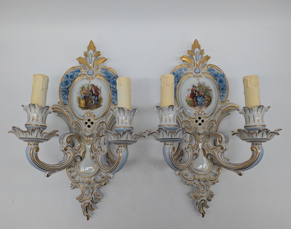 Dresdner Porzellan - Vegglampe - Et par Rokoko-vegglysestaker av porselen - Porselen #1.0