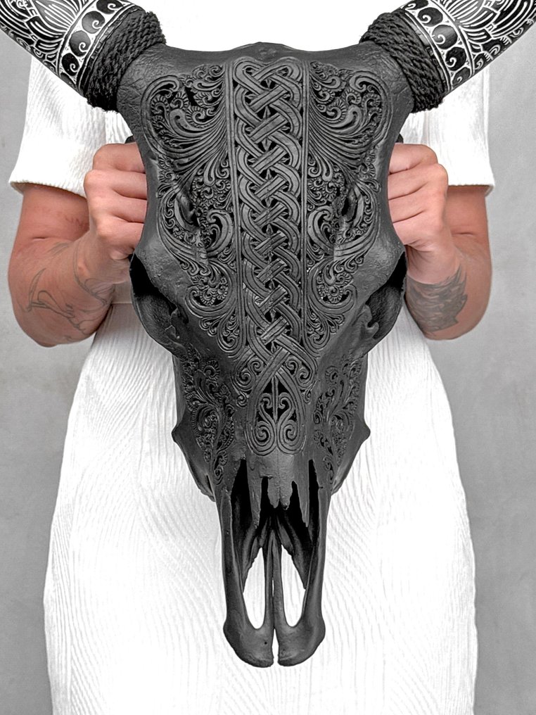 Sans prix de réserve - Crâne de vache noir avec cornes sculptées bohémiennes - motif infini Crâne sculpté - Bos Taurus - 57 cm - 55 cm - 17 cm- Espèces non-CITES - (1) #1.0