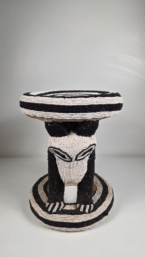 Puu jakkara ja helmet - Bamileke - Kamerun (Ei pohjahintaa) #1.0