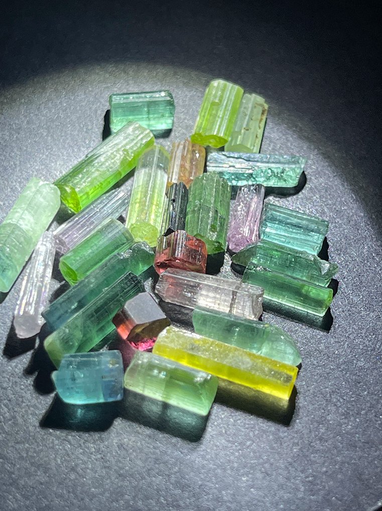 电气石 稀有！全部切面等级！混合色，非常漂亮的36克拉马达加斯加原产电气石晶体 - 高度: 10 mm - 宽度: 4 mm- 7.2 g #1.0