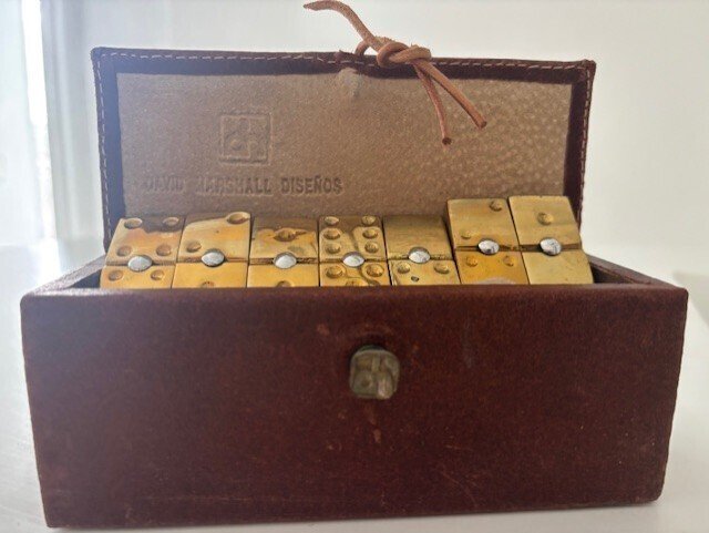 David Marshall - 雕塑, Juego de dominó - 16 cm - 镀金黄铜 #1.0