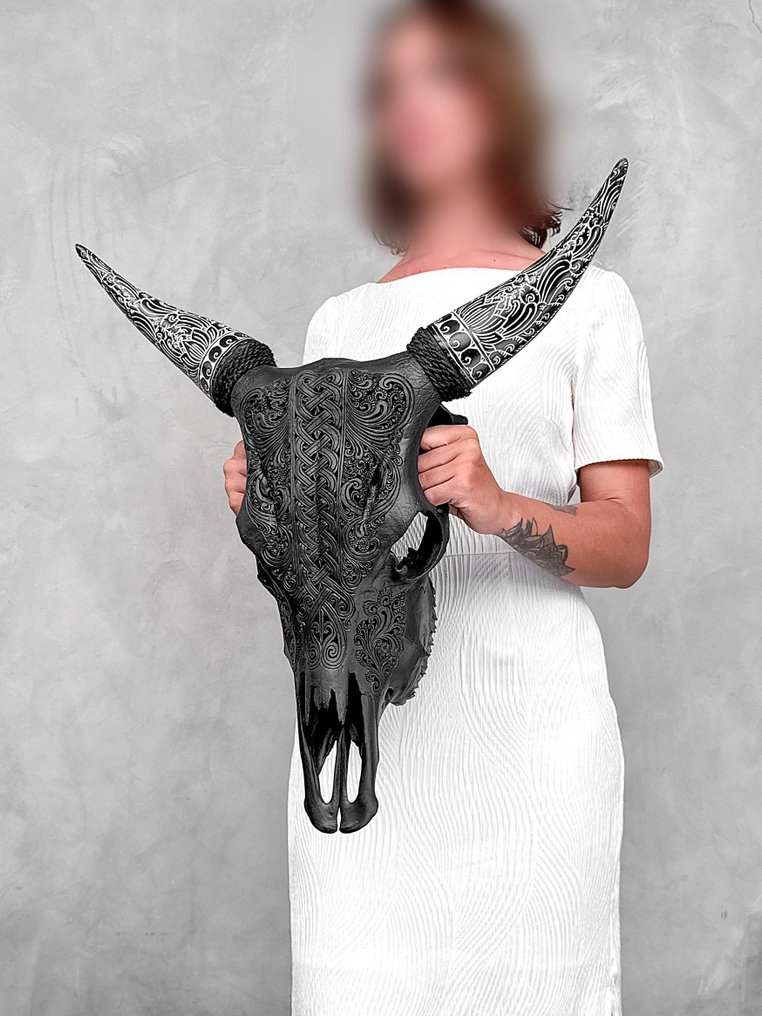 Sans prix de réserve - Crâne de vache noir avec cornes sculptées bohémiennes - motif infini Crâne sculpté - Bos Taurus - 57 cm - 55 cm - 17 cm- Espèces non-CITES - (1) #1.0