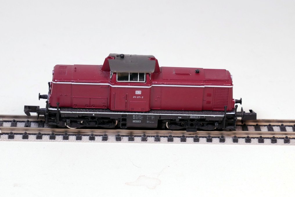 Arnold Rapido N - Model lokomotywy (1) - Lokomotywa spalinowa z napisem 211 271-2, logo DB, - DB #1.0