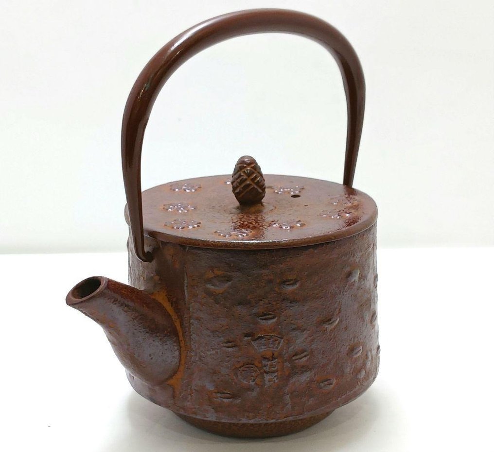 Nanbu Tetsubin (南部鉄瓶) - Service à thé (6) - Iron Kettle with 5 Leaf-Shaped Iron Tea Trays — With Wooden Box - Japan - fer cast #1.0