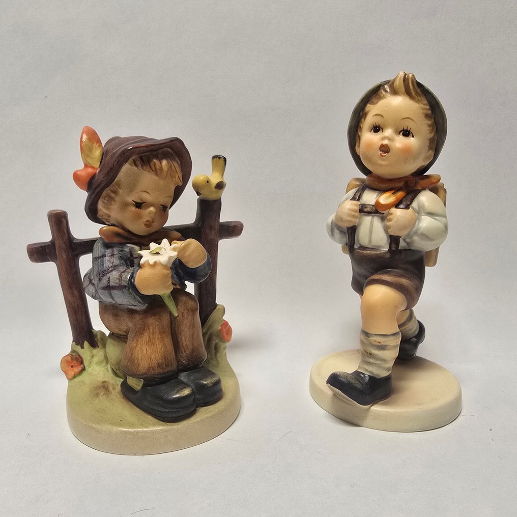 Goebel - 小塑像 - Hummel #174 - She Loves Me - TMK5 & Hummel #82/0 - School Boy - TMK5 (2) - 瓷器 #1.0