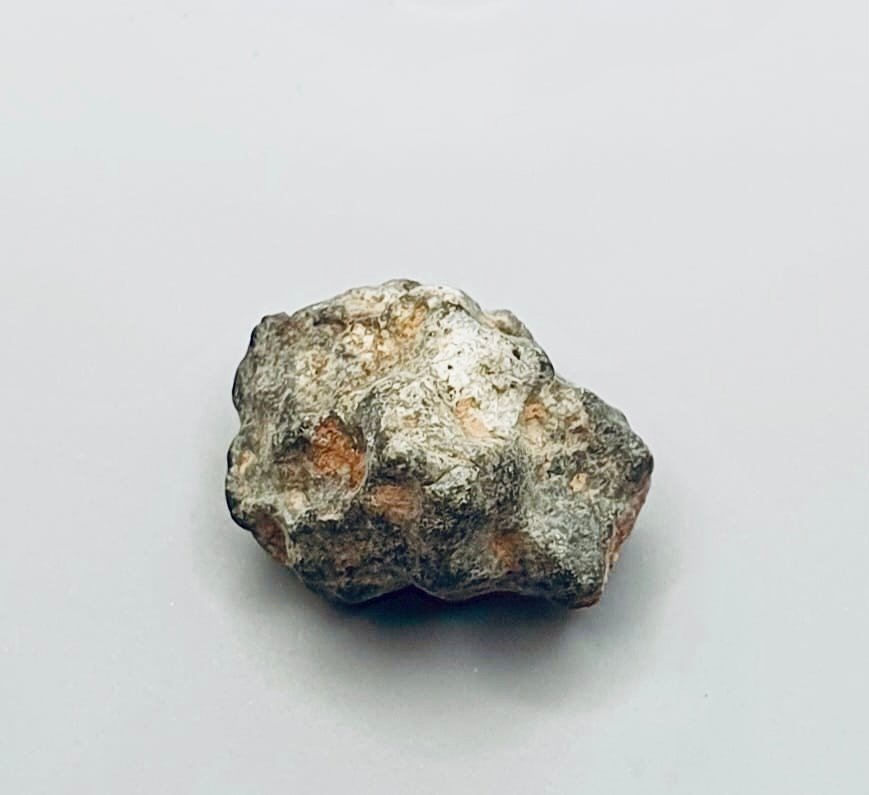 Lunar meteorite Achondrite - NWA 15018 - Height: 15 mm - Width: 10 mm - 1.72 g - (1) #2.1