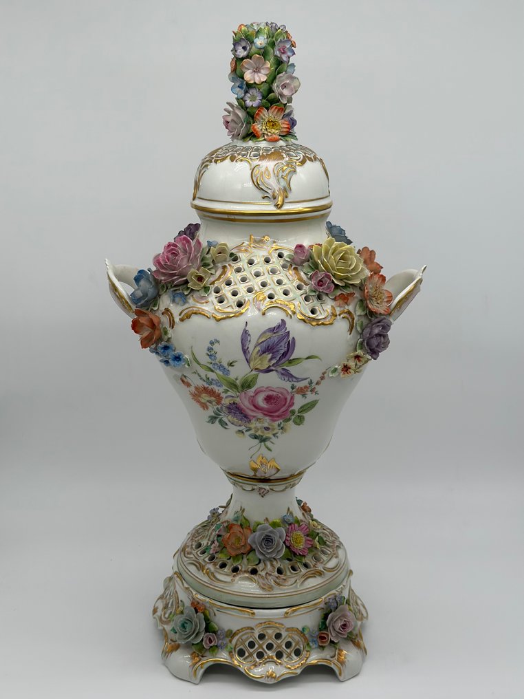 Porzellanfabrik Sandizell - Lidded花瓶  - 瓷器 - 华丽的盖式花瓶，带有镂空元素 #1.0