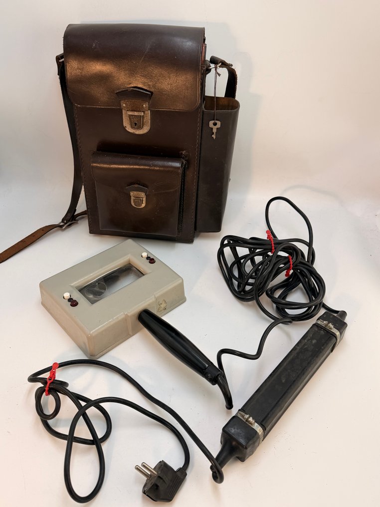 医疗器械 - 旧木灯（皮肤科 / 古董鉴定） - 金属 - Wood 的灯 #1.0