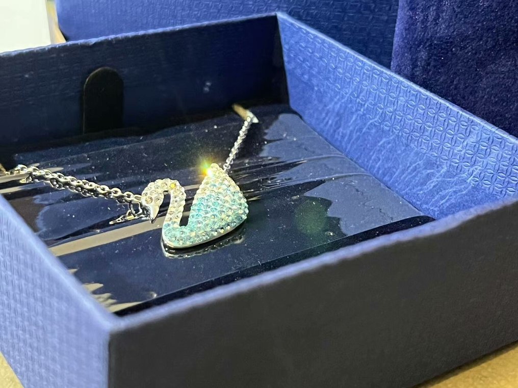 Swarovski - Statue, (ICONIC SWAN) Gradient Blue Swan Necklace - 0 cm - Crystal #4.3