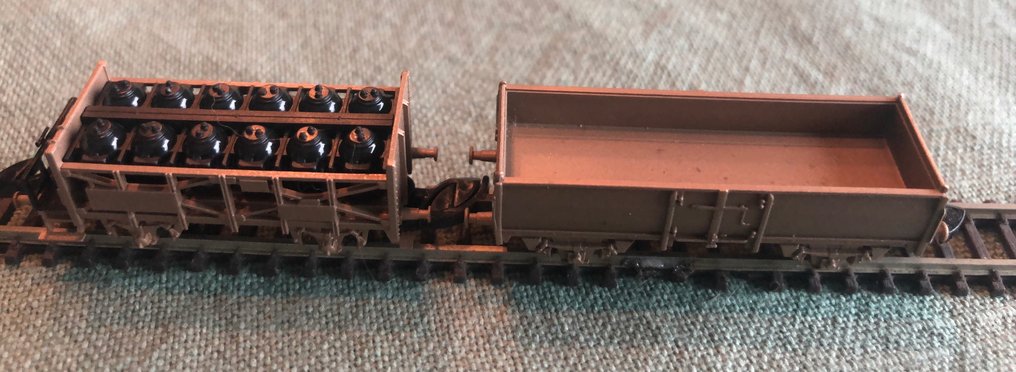 Märklin Z - 82310; 86236 - 模型貨運火車 (2) - 拍摄了Twee Märklin Z Feinguss Edition真铜货车；包括带有酸罐车的12个。 - DB #4.3