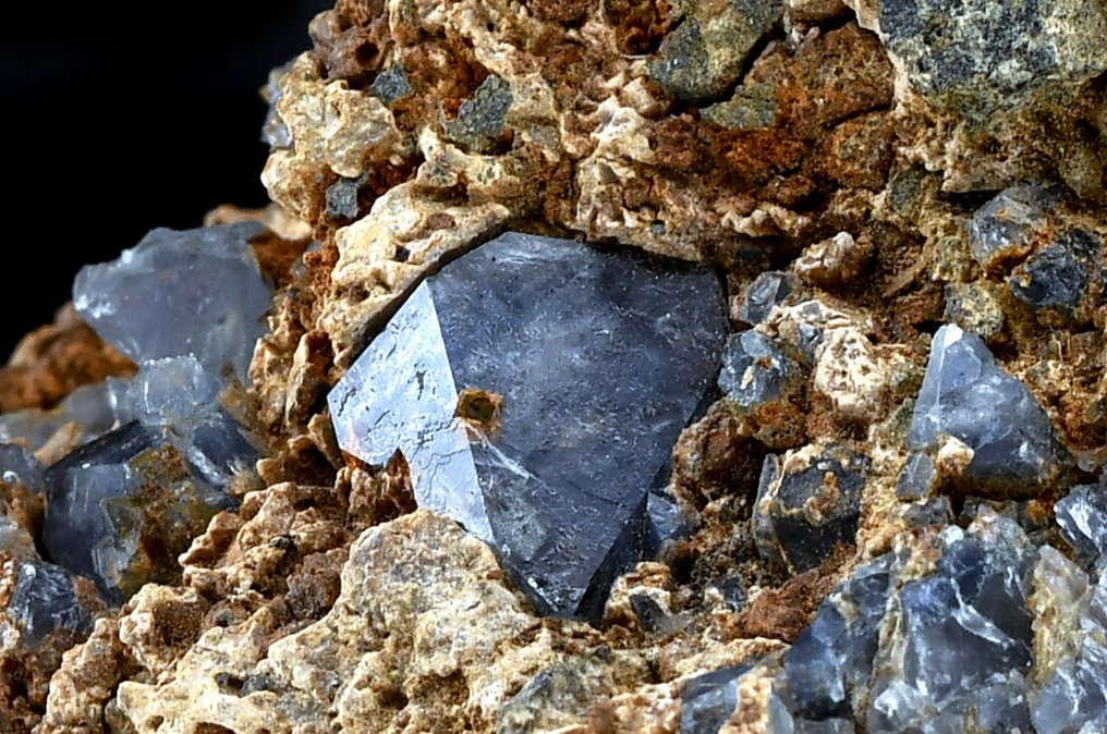 High quality blue Quartz from Spain Rare color - Height: 12.7 cm - Width: 9.8 cm- 777 g #1.0