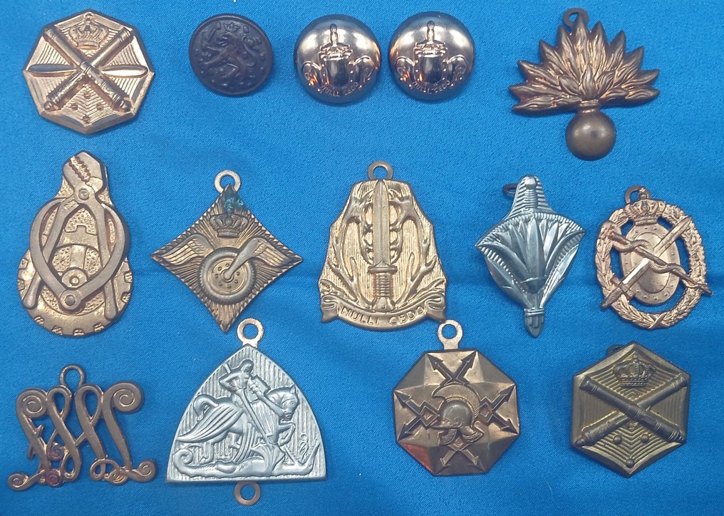 Netherlands - 42 Baret emblems and 3 knots. - Military accessories #4.3