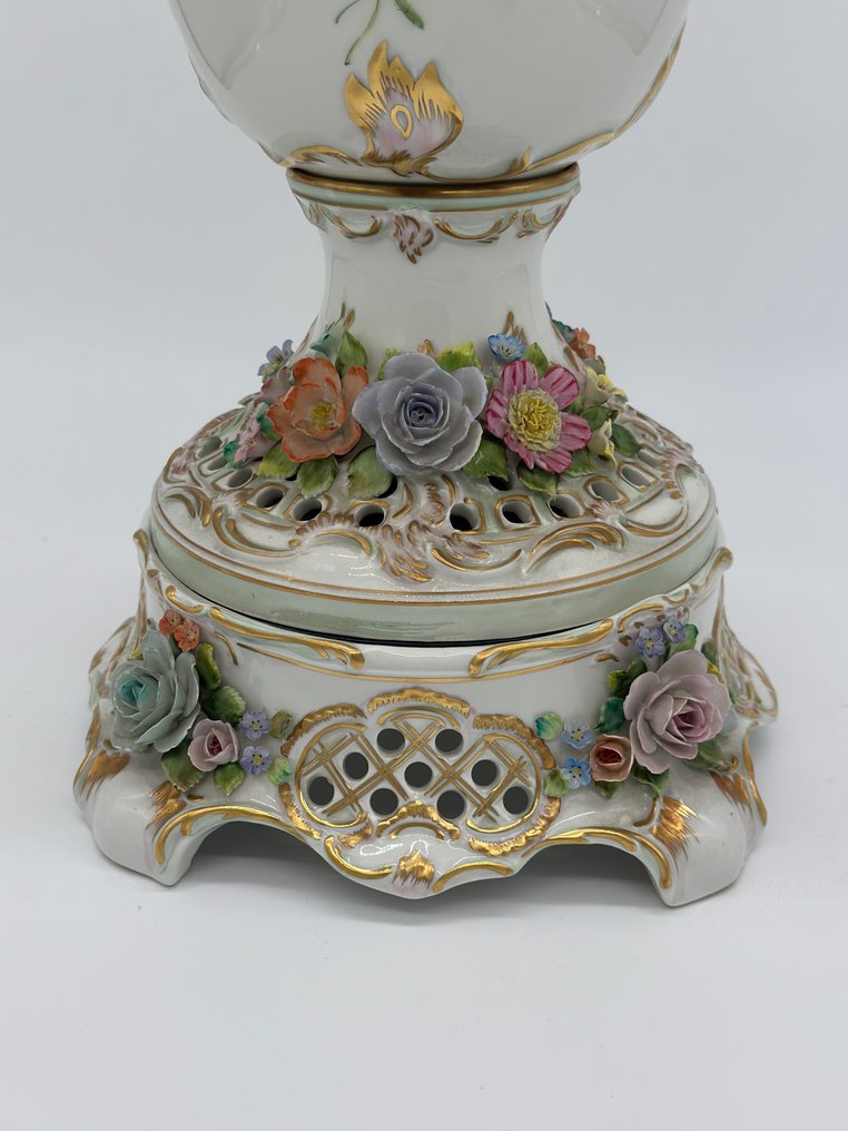 Porzellanfabrik Sandizell - Lidded花瓶  - 瓷器 - 华丽的盖式花瓶，带有镂空元素 #1.0
