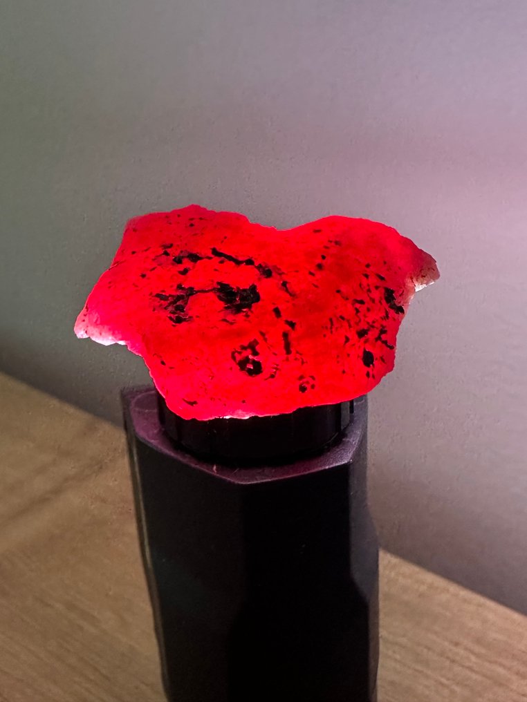 Ρουμπίνι Ακατέργαστο. Εκπληκτικό Μοζαμβίκη Κορυφαίο Χρώμα Ρουμπινί Κρύσταλλο. 134,20 καράτια, 100% Ειδικό - Ύψος: 38 mm - Πλάτος: 24 mm- 26.84 g #1.0