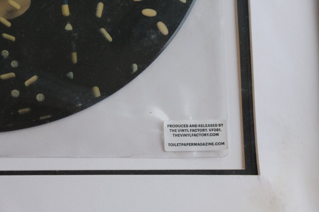 Maurizio Cattelan (1960) - Toiletpaper #3.2