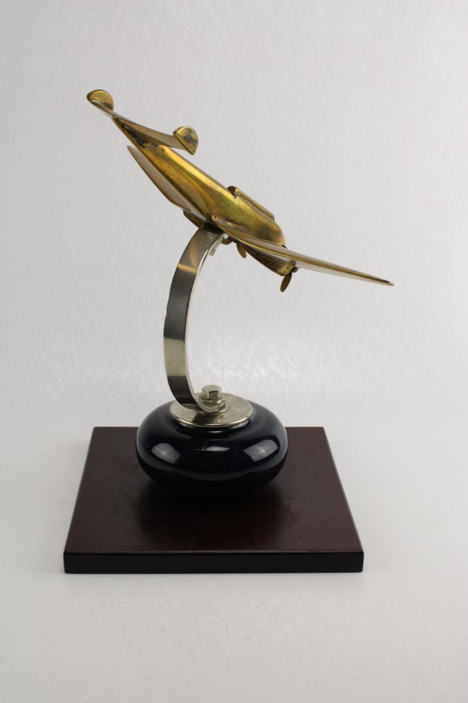 Φιγούρα - Ένα χάλκινο κλασικό μοντέλο αεροπλάνου σε ένα κομψό ξύλινο βάθρο. #4.3
