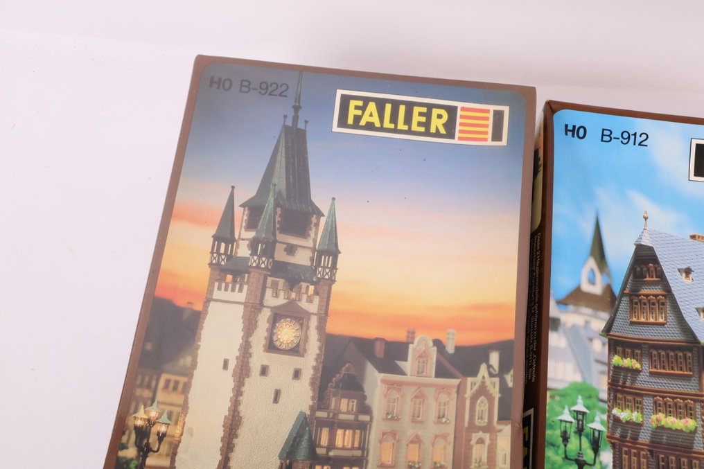 Faller H0 - B-922/B-912 - Modellvonat építőkészletek (2) - Két építőkészlet: Martinstor Freiburg i. Br. és 2 városi ház. #4.3