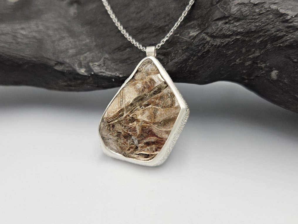 Kostis Bacharidis - Silver - Pendant - Raw Muscovite from Naxos #1.0