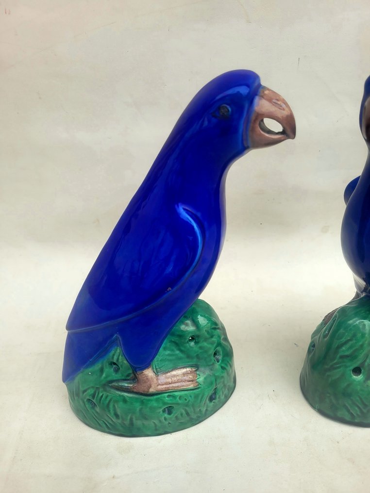 Veistos, Pair of figurines representing parrots standing on a green base - 21 cm - Keraaminen, Lasite #2.1