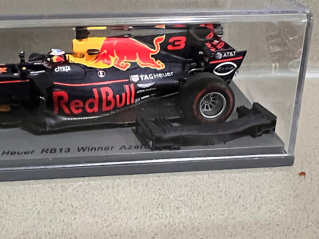 Spark 1:43 - 模型車  (2) - Lot of 2 Red Bull: - 阿斯顿马丁红牛赛车 RB13 / RB14 - 马克斯·维斯塔潘 & 丹尼尔·里奇亚多 #4.3