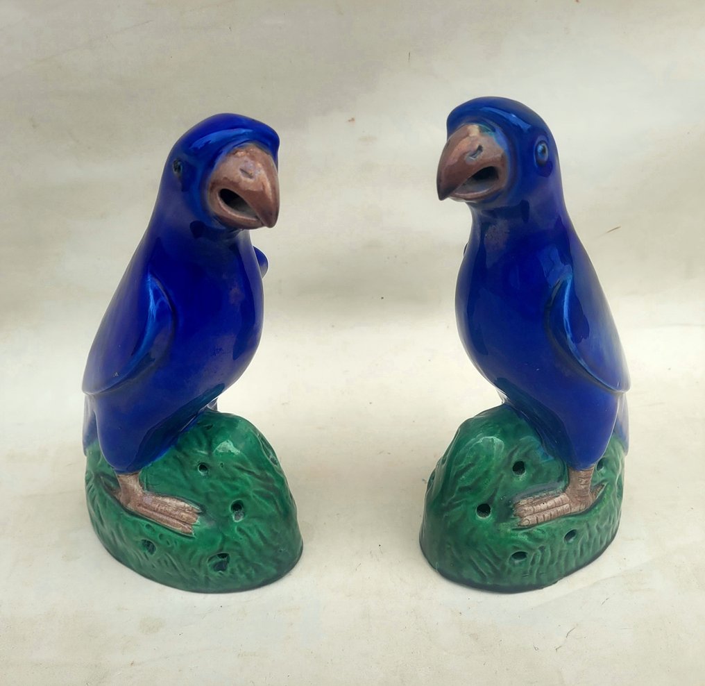 Veistos, Pair of figurines representing parrots standing on a green base - 21 cm - Keraaminen, Lasite #1.0