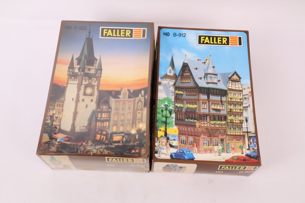 Faller H0 - B-922/B-912 - Modellvonat építőkészletek (2) - Két építőkészlet: Martinstor Freiburg i. Br. és 2 városi ház. #1.0