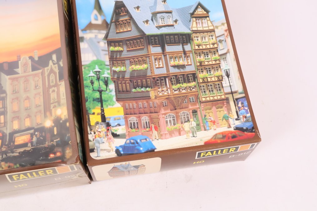 Faller H0 - B-922/B-912 - Modellvonat építőkészletek (2) - Két építőkészlet: Martinstor Freiburg i. Br. és 2 városi ház. #2.1