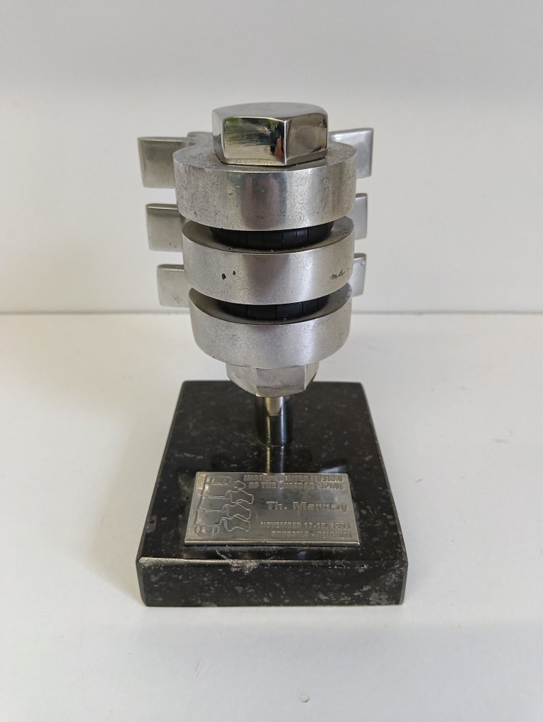 Attrezzature mediche - Premio medico - Premio assegnato nel 1995 a un chirurgo ortopedico francese durante una conferenza. - Metallo, Marmo #1.0