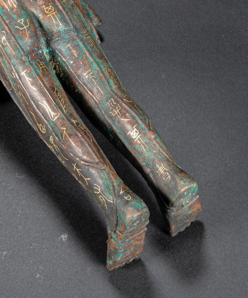 Beeldje - Bronze standing figure with incised gilded characters - Koper #2.1