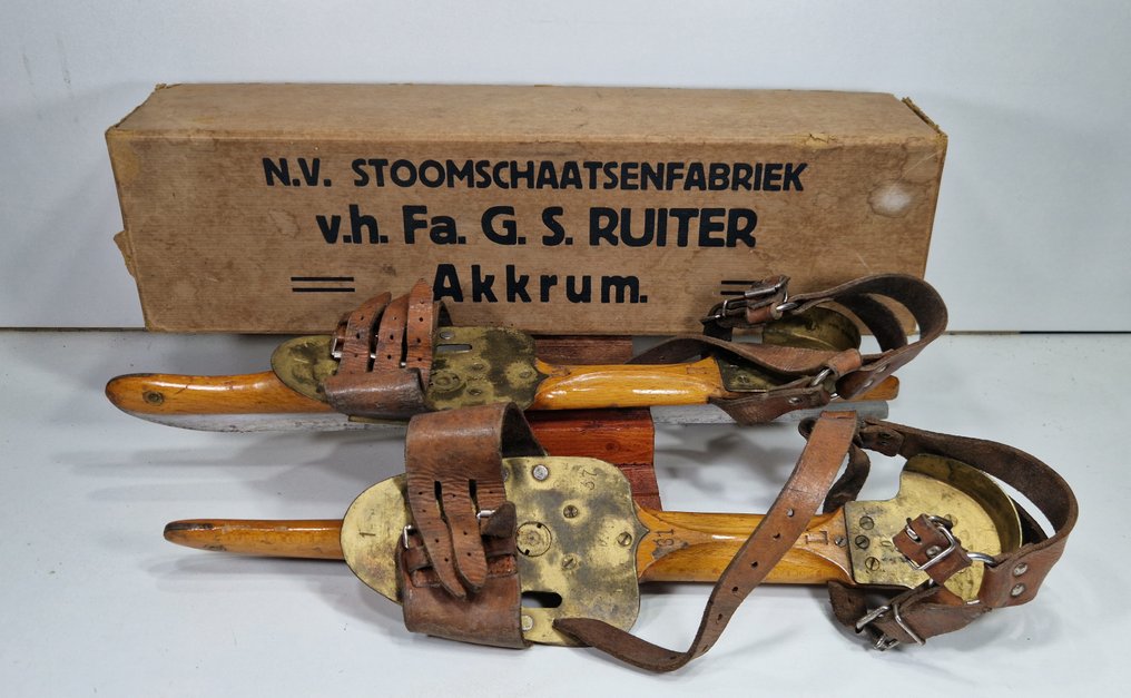 RARE Pair of Dutch Queen Skates in Original Box - No Reserve #1.0