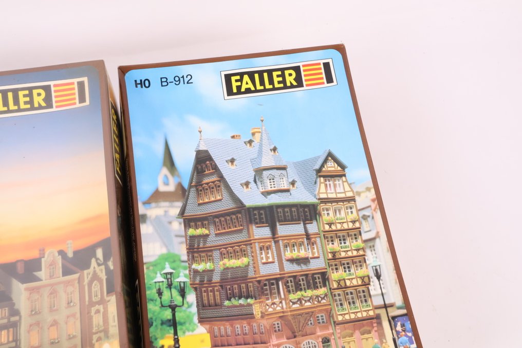 Faller H0 - B-922/B-912 - Modellvonat építőkészletek (2) - Két építőkészlet: Martinstor Freiburg i. Br. és 2 városi ház. #1.0