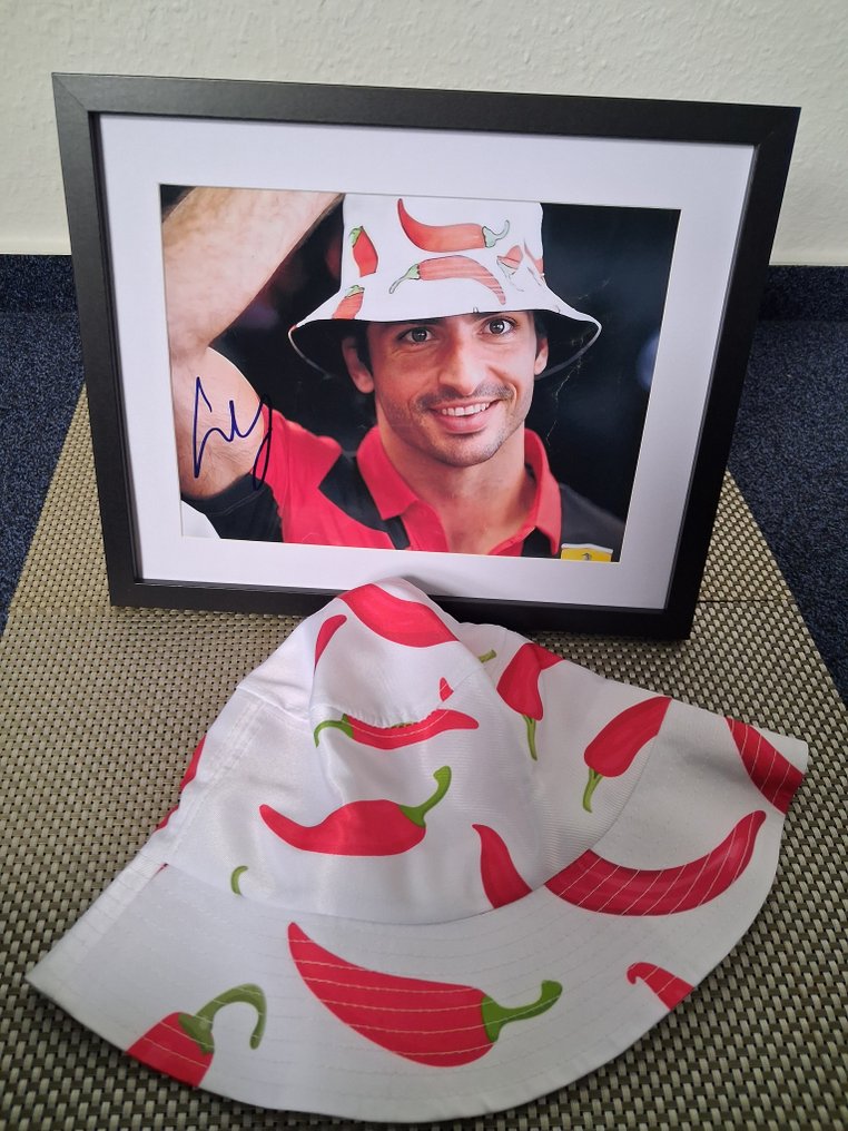 Ferrari - 2023 - Καπέλο bucket με chili και αυτόγραφο του Carlos Sainz. #1.0