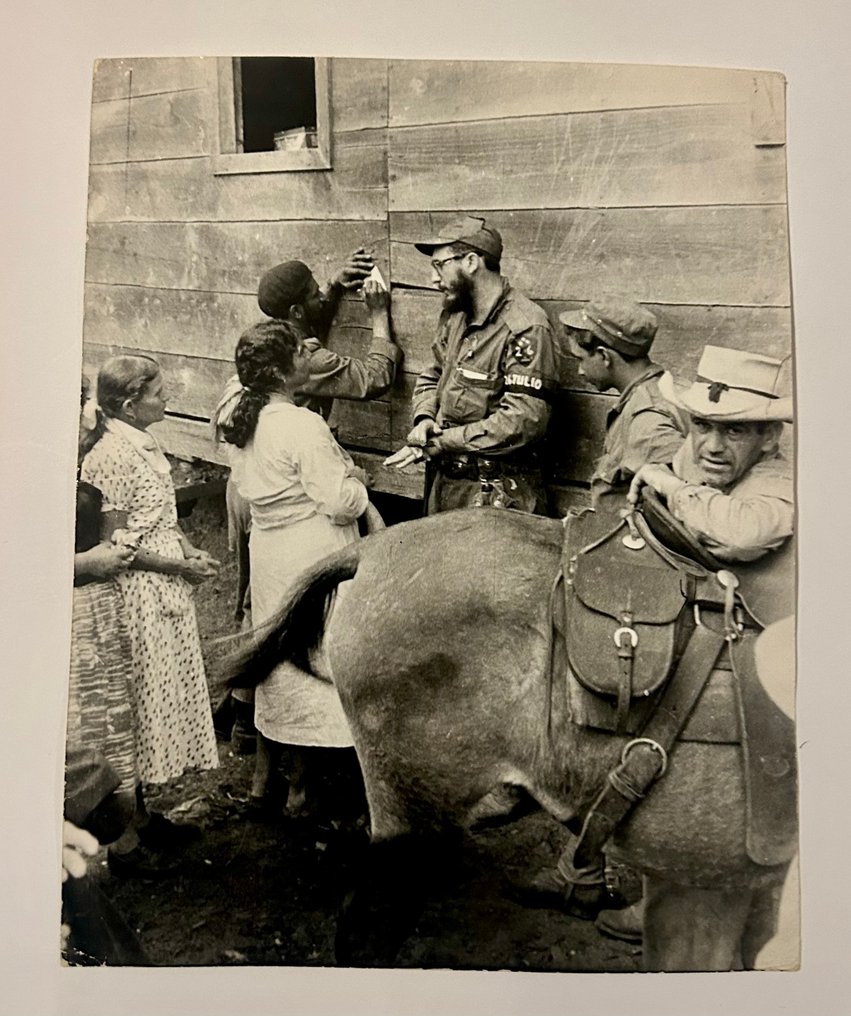 Enrique Meneses - Fidel escucha las quejas de unos guajiros #1.0