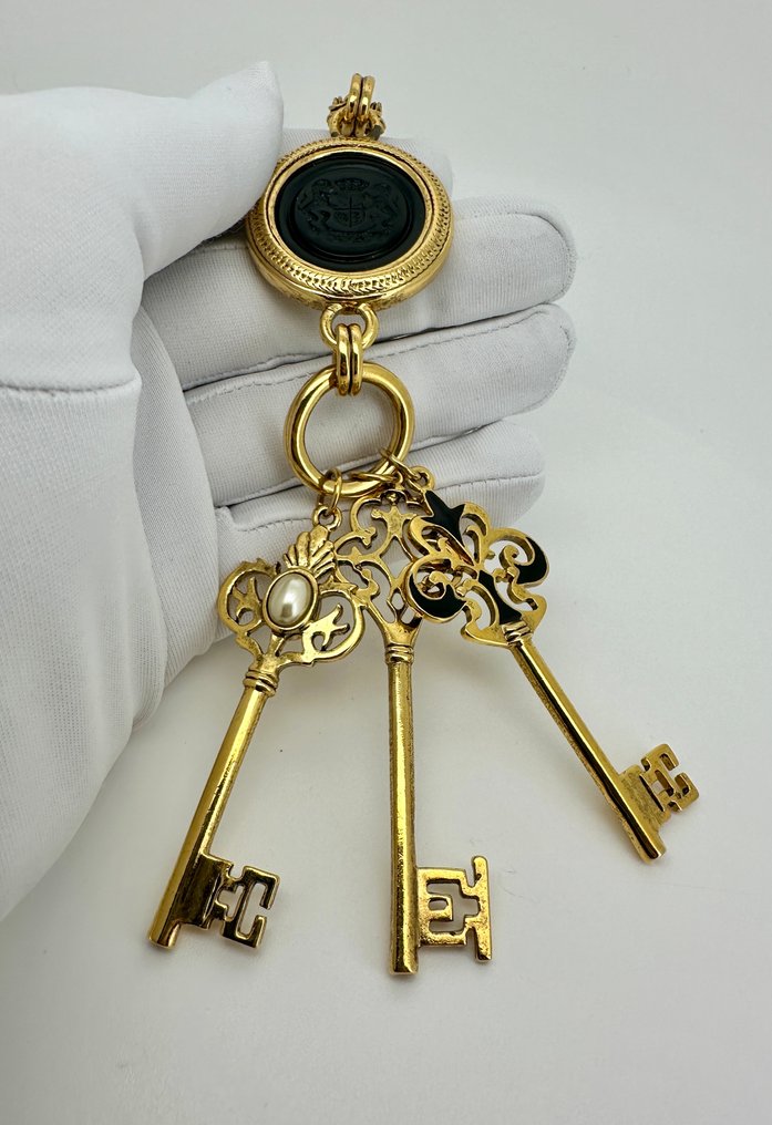 Joan Rivers - La collezione Classics – Collana a chiave con medaglione intaglio – Pezzo libro - Fine anni '90 - Collana #3.2