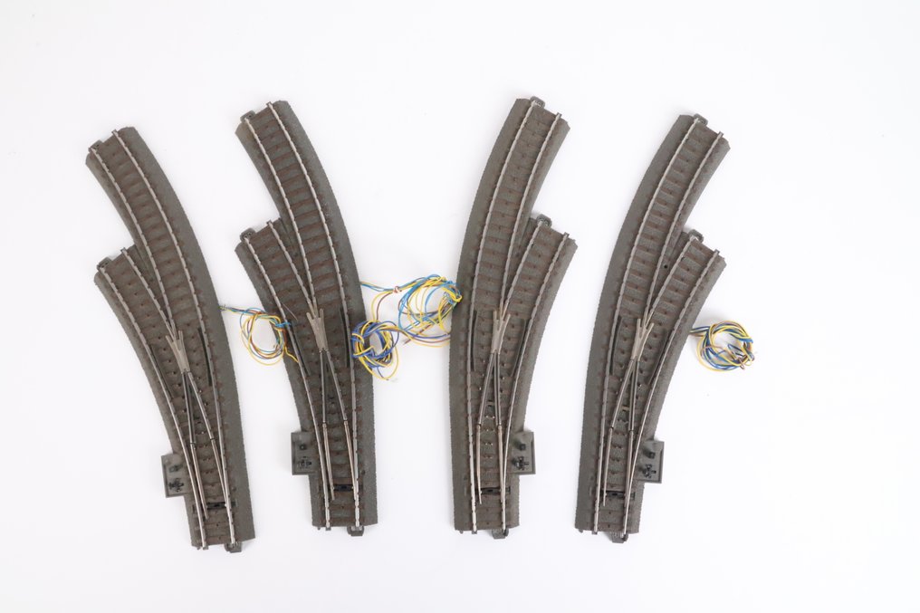 Märklin H0 - 24671/24672 - Model train tracks (4) - C-rails curved switches: 2x left, 2x right with drive and lantern. #1.0