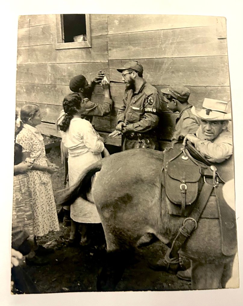 Enrique Meneses - Fidel escucha las quejas de unos guajiros #1.0