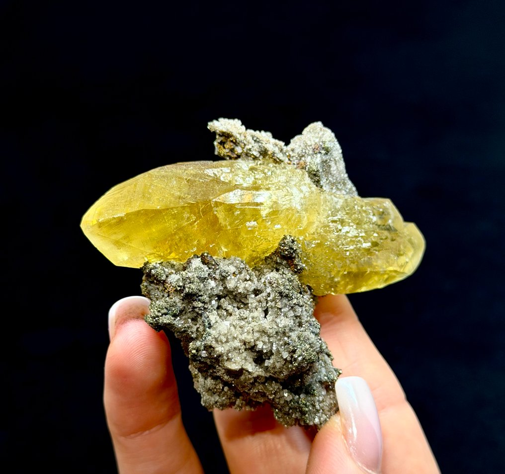 Outstanding CALCITE with PYRITE & DOLOMITE from Sweetwater Mine, Ellington, Missouri USA Specimen - Height: 7.5 cm - Width: 6.5 cm- 100 g #1.0