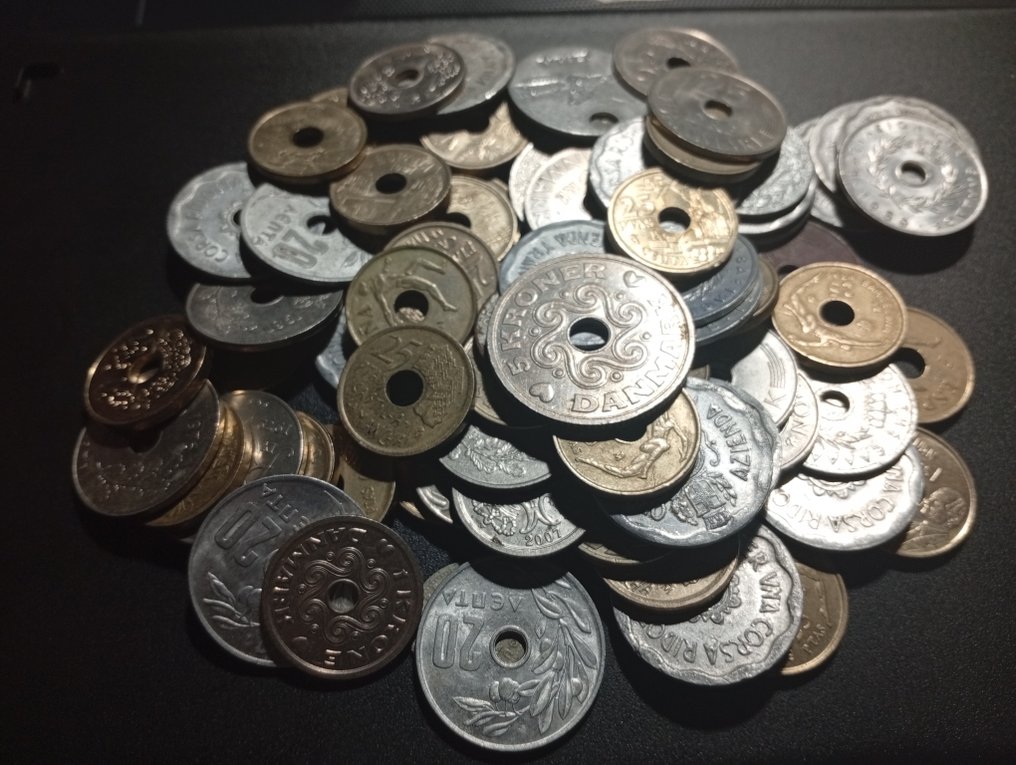 Verden. Lotto 75 monete con buco centrale - anni vari  (Ingen mindstepris) #1.0