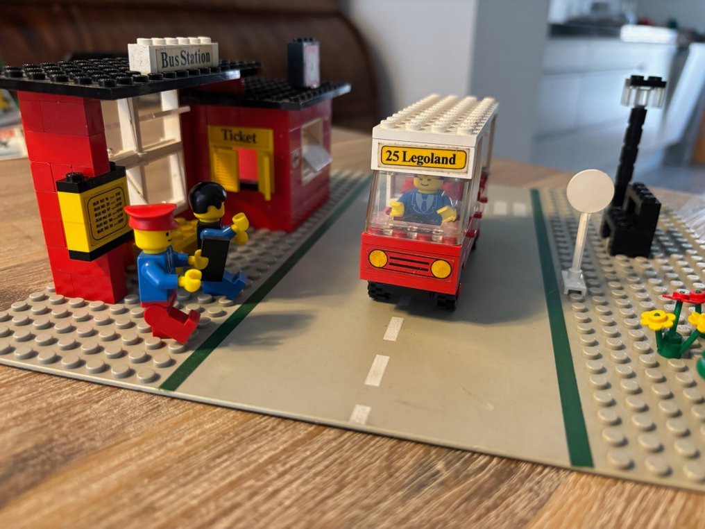 Lego Set - 379 - Classic Town - Bus Station #2.1
