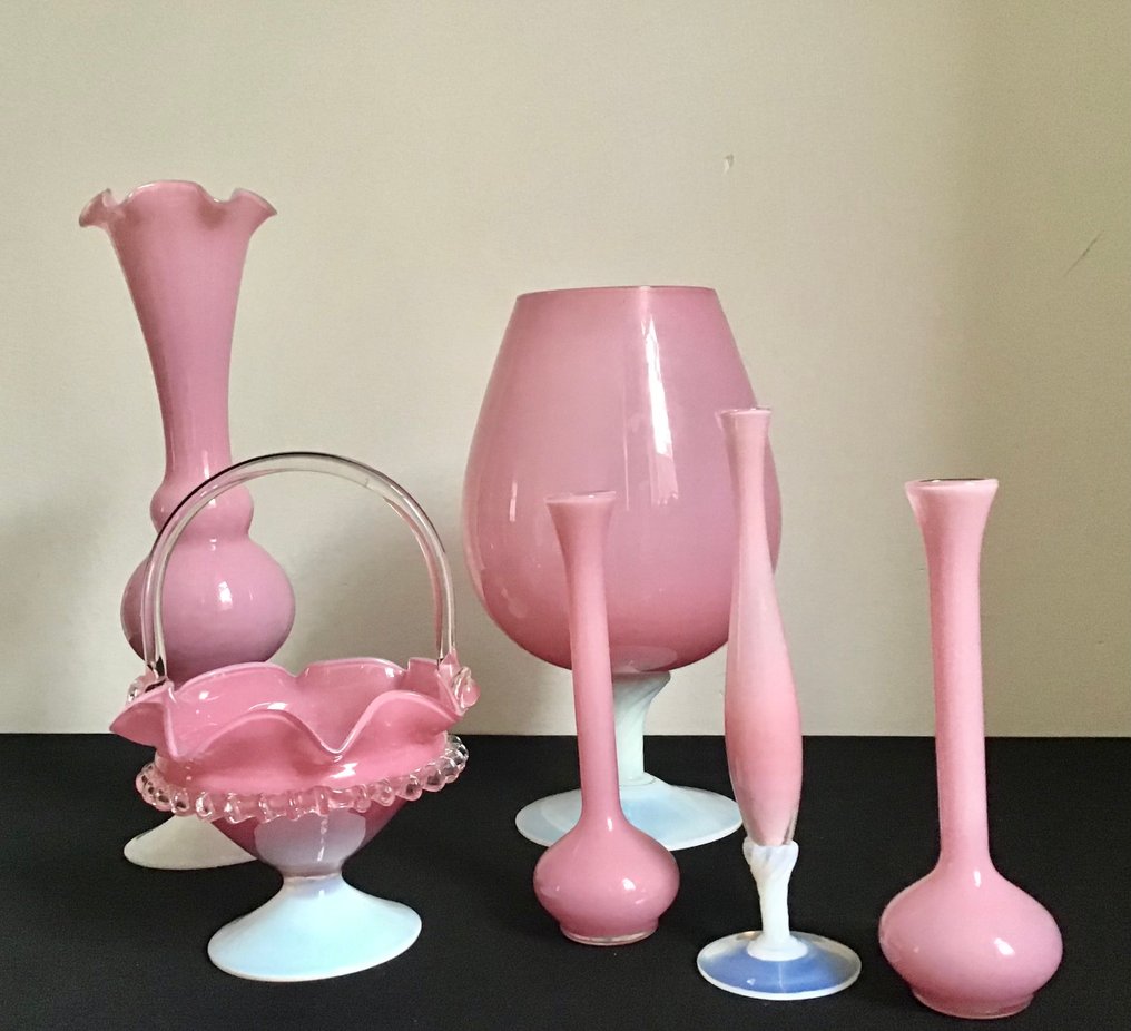 Βάζο (6)  - Όμορφη σύνθεση vintage βάζων και καλαθιού σε παλ ροζ οπάλ γυαλί. #4.3