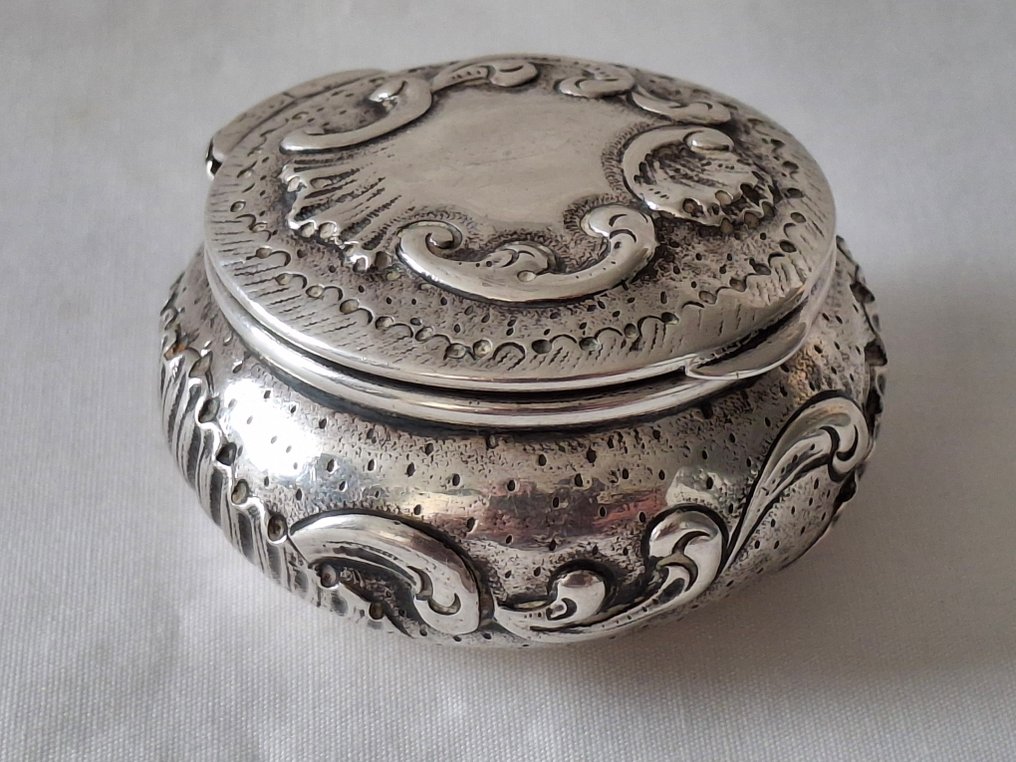 Snuff box - Snuff- or pill box, possibly from the late 18th century, in repoussé style originating from the - .925 silver - Snuff or pill box 18th #1.0