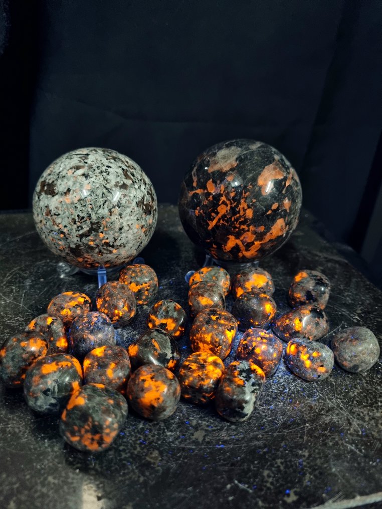 大块 Yooperlite - 紫外线反应 不同的形状- 1272 g #1.0