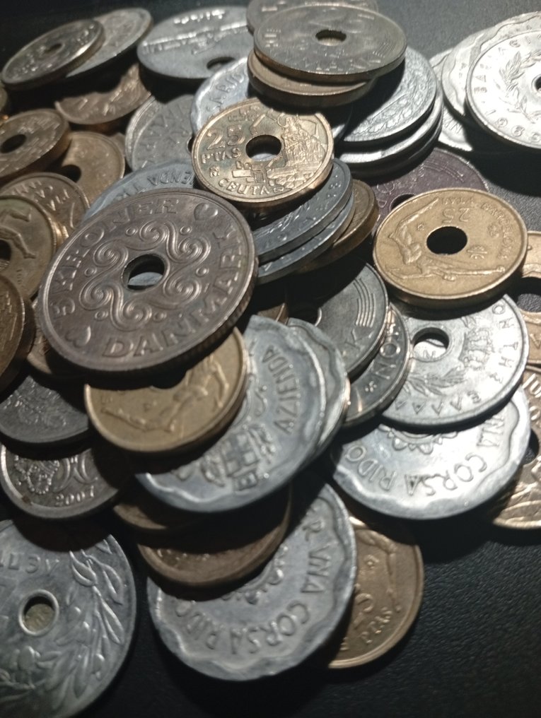 Verden. Lotto 75 monete con buco centrale - anni vari  (Ingen mindstepris) #1.0