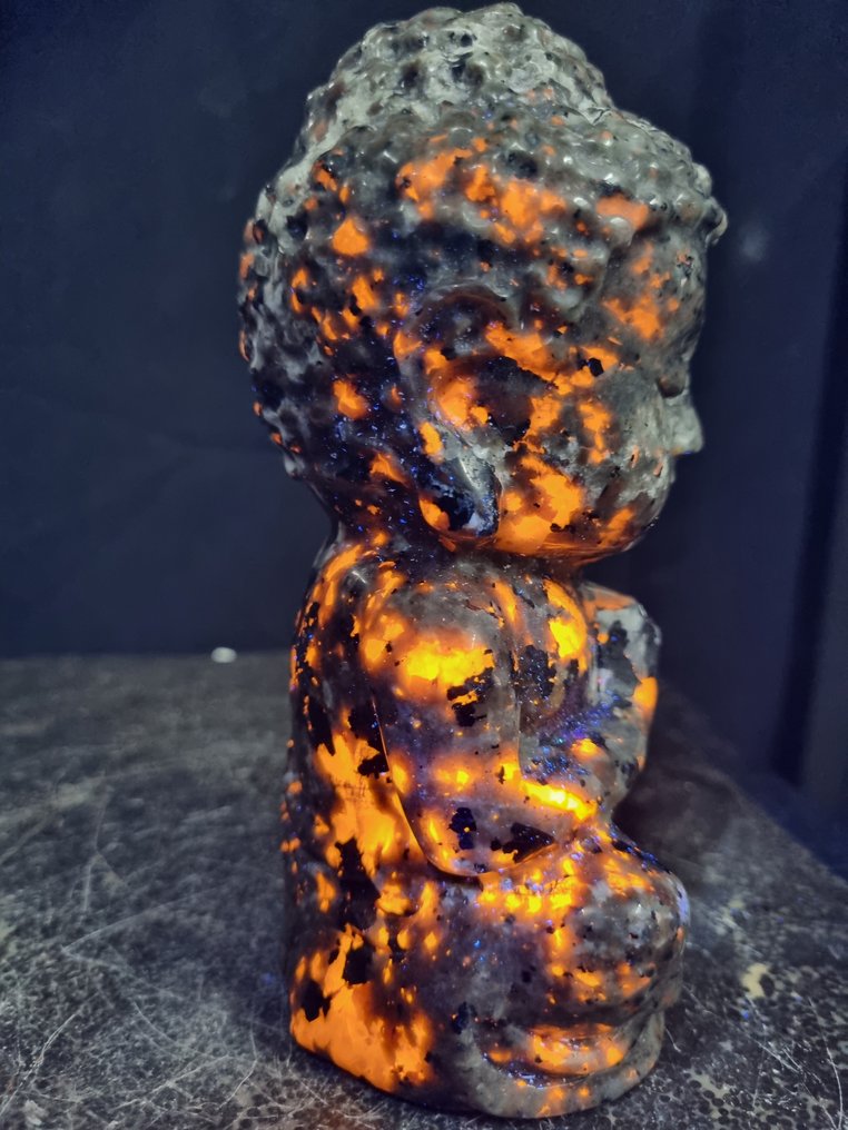 Μεγάλος Yooperlite βούδας, αντιδραστικός σε UV. - Ύψος: 149 mm - Πλάτος: 85 mm- 1064 g #4.3