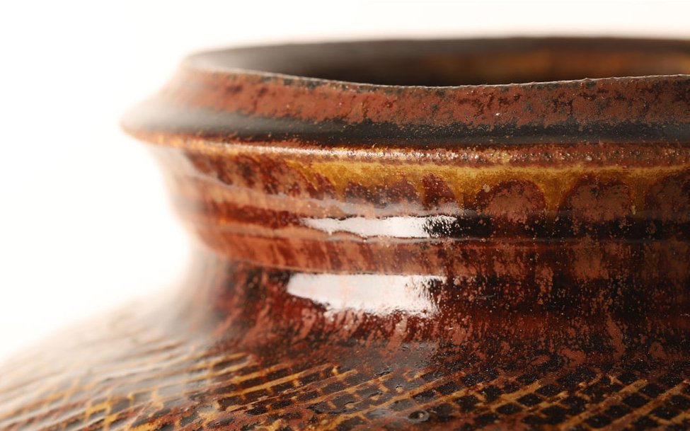 Vase - Pottery, Very fine iron-glazed netting pattern vase - Otsuka Shigeo (1948-2020) - including inscribed - Japan #4.3