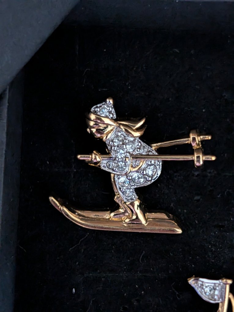 Άγαλμα, Broches skiër en zeilboot ingelegd met Swarovski elementen - 2 cm - Μέταλλο, επενδυμένο με ροδίου - 1980 #4.3