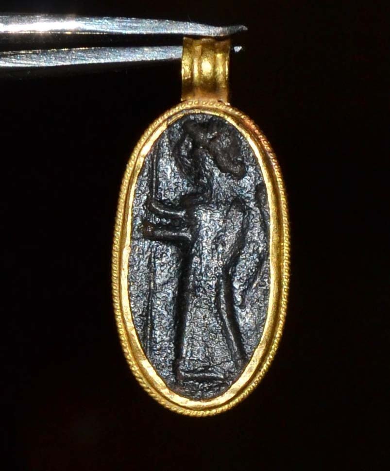 古羅馬帝國 金色 Pendant, 一件古老的高克拉金和青铜制成的椭圆形吊坠，边缘装饰着精致的细螺旋纹。 - 2.5 cm #1.0